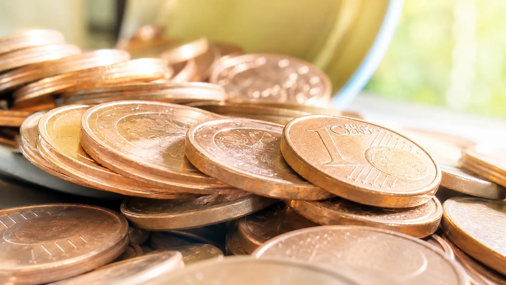 Viele helle Cent-Münzen als Symbol für den kleinen Beitrag hinter Centum
